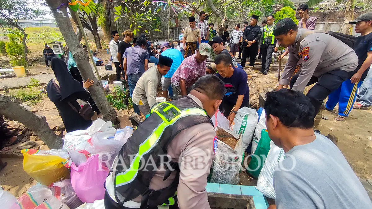 TRAGIS: Prosesi pemakaman warga Gununggangsir yang tewas usai ditangkap polisi terkait kasus judi online. (Mokhamad Zubaidillah/ Radar Bromo)