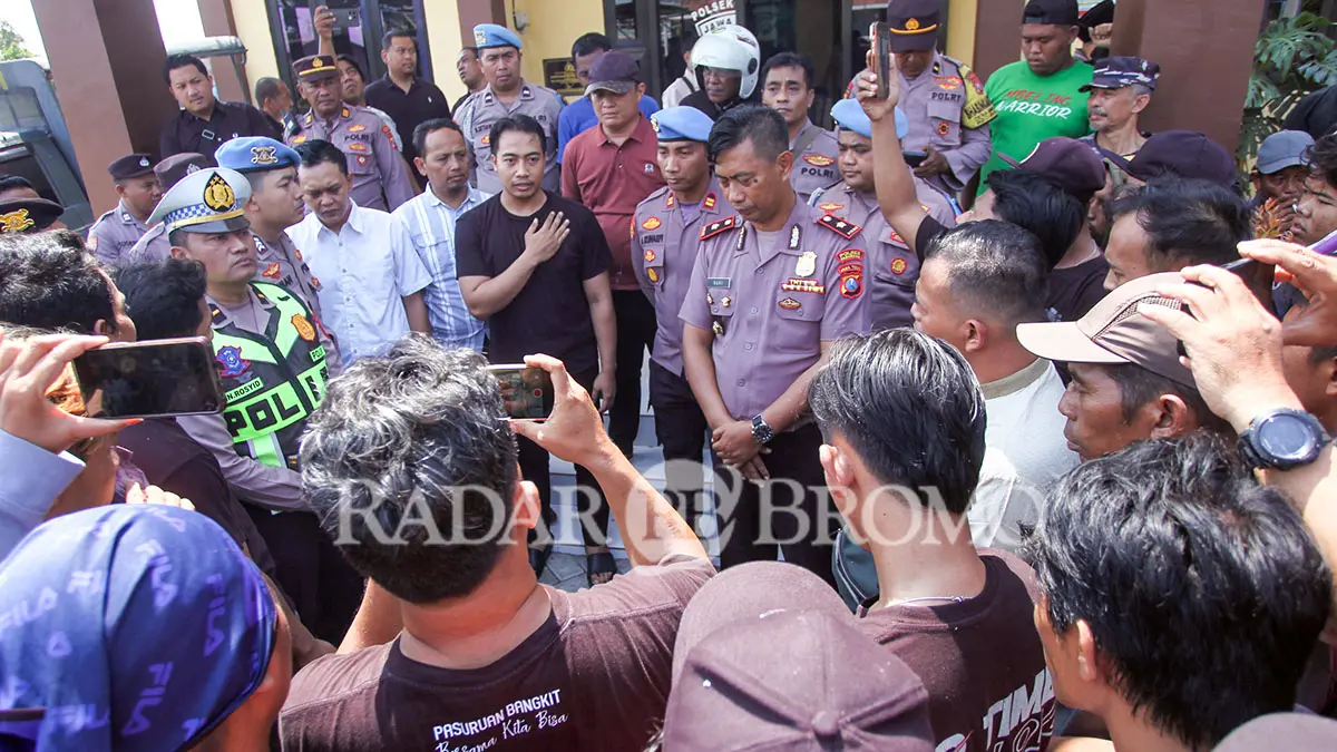 TUNTUT TANGGUNG JAWAB: Sejumlah warga saat melurug Mapolsek Beji buntut meninggalnya warga Gununggangsir usai ditangkap polisi terkait tudingan judi online. (Mokhamad Zubaidillah/ Radar Bromo)