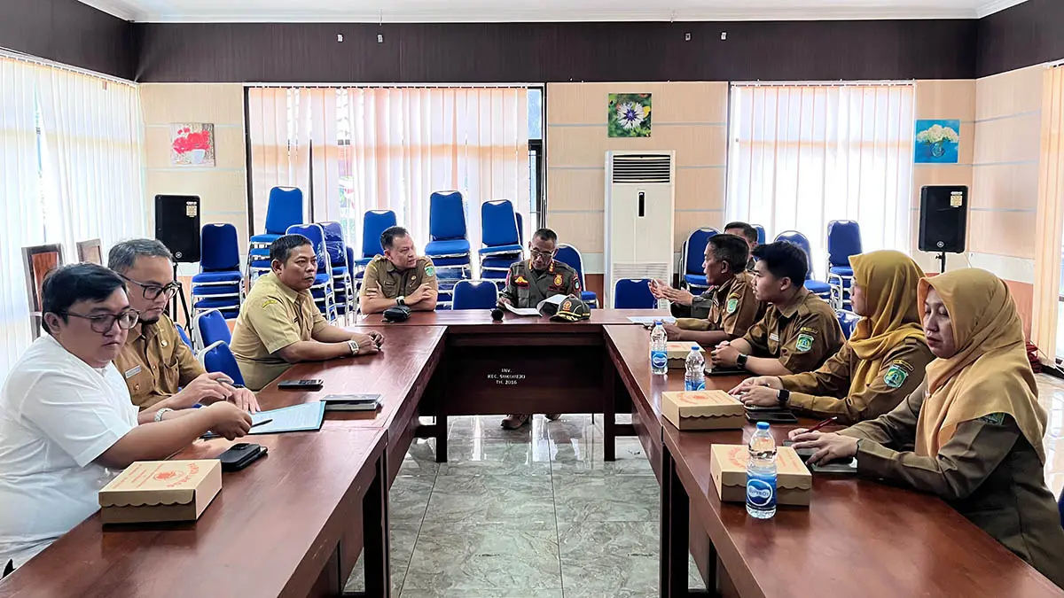 KOORDINASI: Suasana rapat kerja tim gabungan Pemerintah Kabupaten Pasuruan bersama pihak Kecamatan Sukorejo terkait pengawasan aktivitas industri. Pertemuan ini menegaskan komitmen pemerintah daerah untuk menghentikan sementara aktivitas penataan gudang dan repacking PT Dozen Bagus Indonesia hingga seluruh dokumen perizinan dan AMDALNET dilengkapi. (Satpol PP for Radar Bromo)