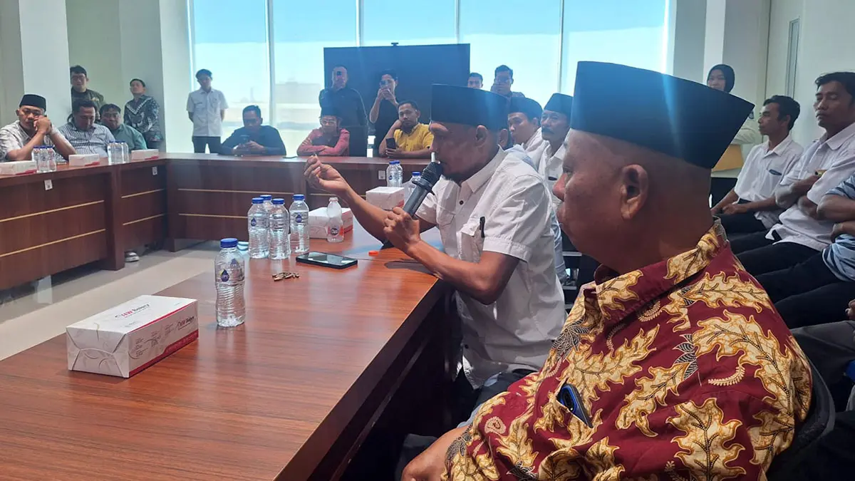 AUDIENSI: Perwakilan warga saat audiensi bersama Bupati Pasuruan Rusdi Sutejo di Kantor Bupati Pasuruan, Kompleks Perkantoran Pemkab Pasuruan, Rabu (5/8). (M. Busthomi/ Radar Bromo)