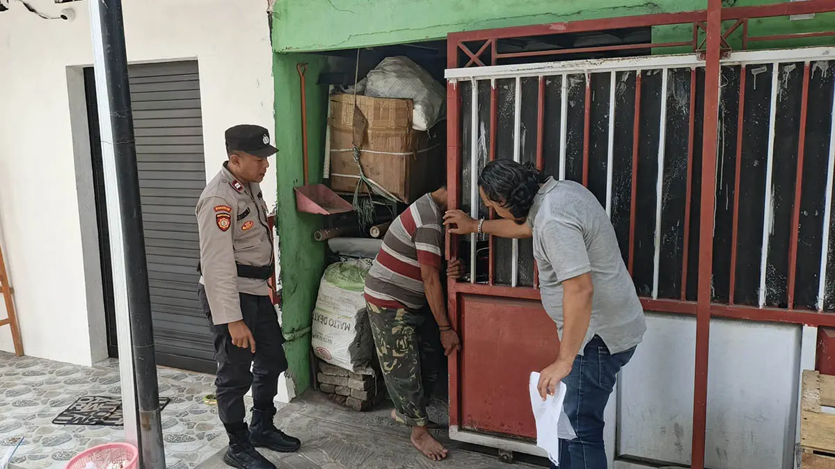 CARI PETUNJUK: Petugas kepolisian saat melakukan olah TKP untuk mencari petunjuk atas aksi pencurian yang menimpa korban. (Polsek Pohjentrek for Radar Bromo)