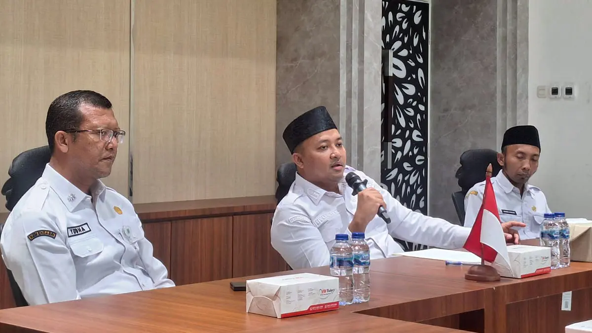 CARI SOLUSI: Bupati Pasuruan Rusdi Sutejo didampingi Sekda Yudha Triwidya Sasongko saat audiensi menemui perwakilan warga Lekok dan Nguling terkait polemik peluru nyasar. (M Busthomi/ Radar Bromo)