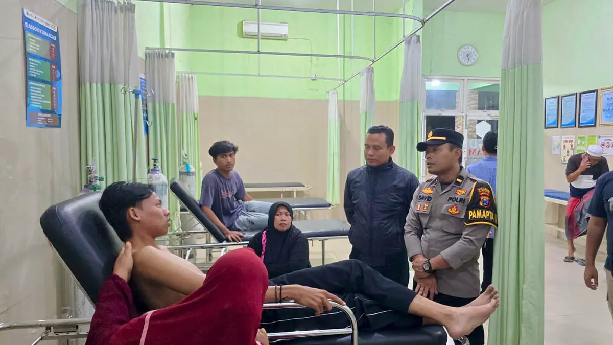DIRAWAT: Korban begal saat menjalani pengobatan di Puskesmas setelah mendapatkan sabetan benda tajam di Dusun Asem Kandang, Desa Asembagus. (Foto: Istimewa)