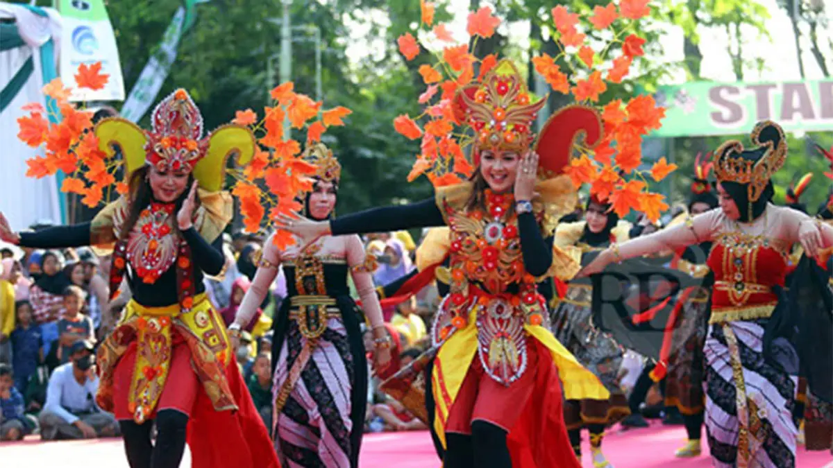 HARUS SOPAN: Pawai Budaya yang pernah digelar di Kota Probolinggo. Majelis Ulama Indonesia mengeluarkan fatwa tentang karnaval. (Foto: dok Jawa Pos Radar Bromo)