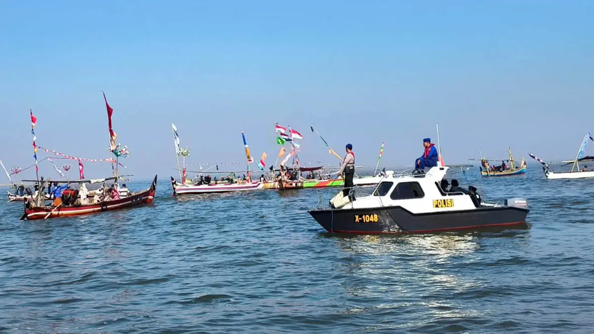 PATROLI: Personel Satpolairud Polres Pasuruan Kota saat melakukan patrol laut. Langkah antisipasi ini diintensifkan, menyusul insiden kecelakaan laut yang menewaskan seorang nelayan di perairan Kecamatan Nguling, akibat dihantam ombak besar. (Dokumen Radar Bromo)