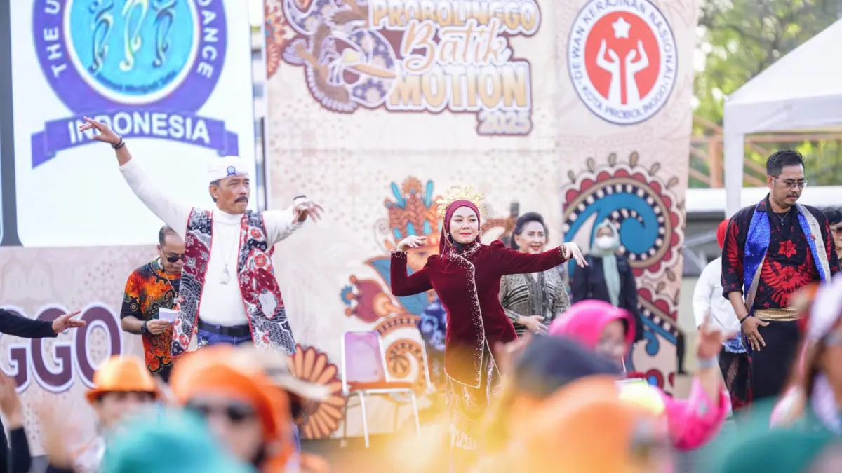 MAGNET WISATAWAN: Salah satu penampilan dalam Batik In Motion gelaran Pemkot Probolinggo, yang sempat menarik perhatian. (DOK. JAWA POS RADAR BROMO)