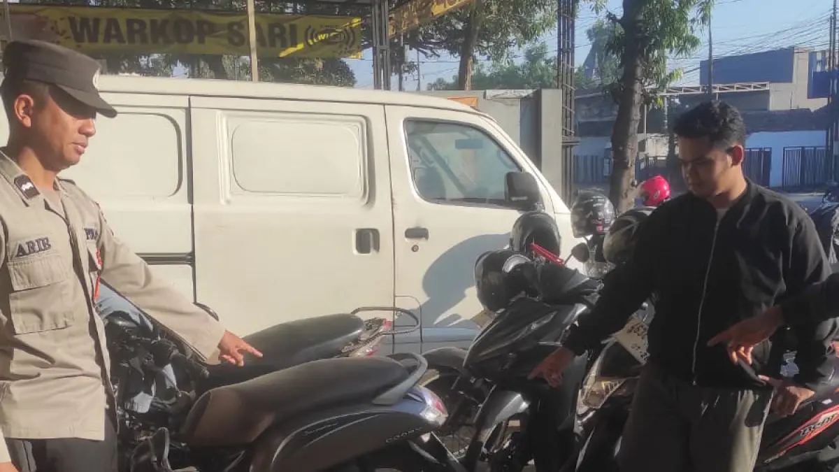 OLAH TKP: Anggota Polsek Rejoso, Polres Pasuruan Kota, mendatangi TKP pencurian motor milik MA.&nbsp;(DOK. JAWA POS RADAR BROMO)