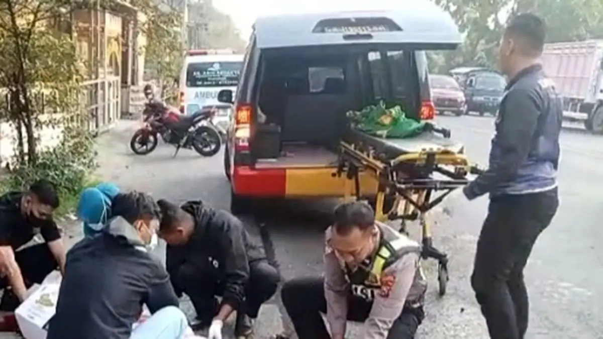 Petugas saat mengevakuasi jenazah korban. 