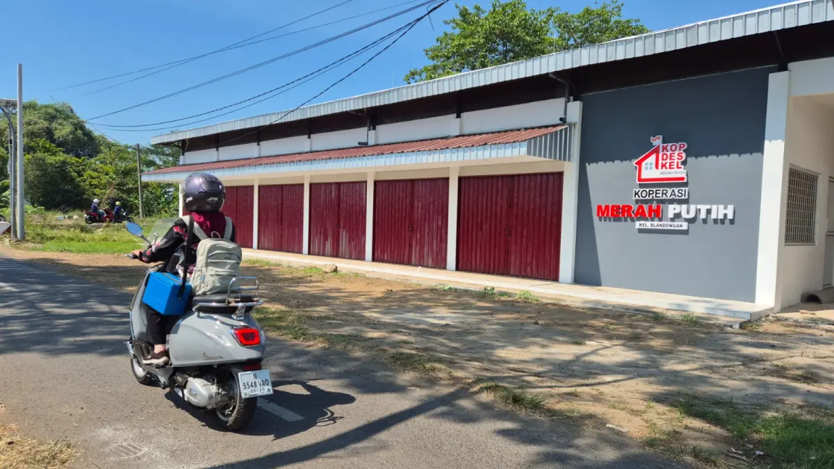 BELUM BEROPERASI: Kondisi bangunan fisik Koperasi Kelurahan Merah Putih (KKMP) di Kelurahan Blandongan, Kota Pasuruan yang telah rampung didirikan namun belum dapat melayani warga, Kamis (6/8). Proyek fasilitas koperasi di 12 kelurahan yang sudah berdiri saat ini, masih tertahan pengoperasiannya. (Fahrizal Firmani/Jawa Pos Radar Bromo)