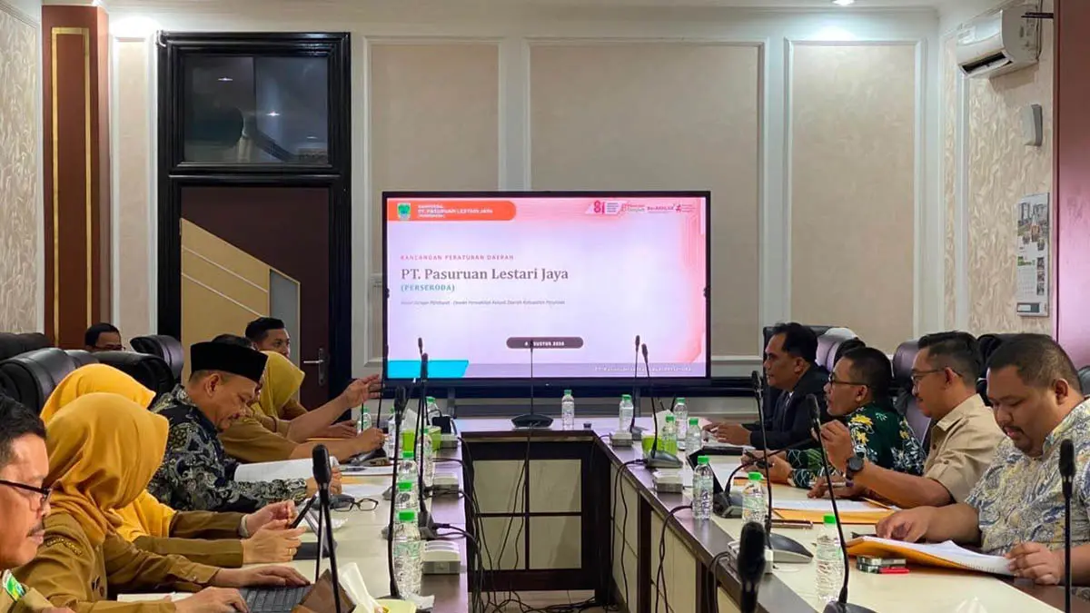 BEDAH RAPERDA: Pembahasan soal perseroan daerah yang dilakukan tim Pengarah Percepatan Pembangunan Daerah dan Komisi II DPRD Kabupaten Pasuruan. (Foto: M Busthomi/Jawa Pos Radar Bromo)