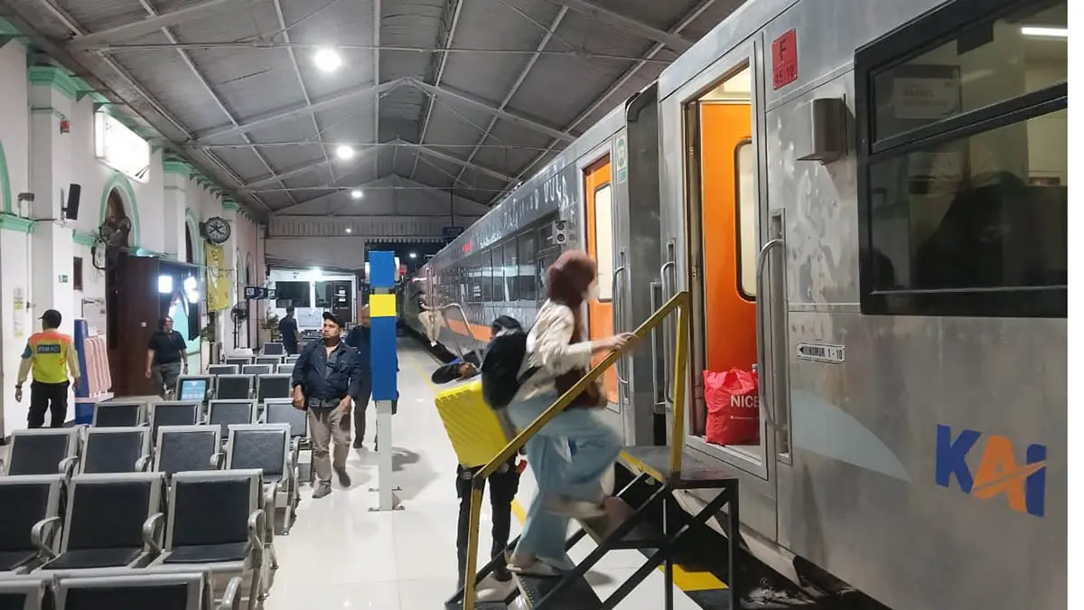 BERANGKAT: Suasana keberangkatan penumpang KA Sangkuriang di Stasiun Probolinggo, Rabu (5/8) malam. (Foto: Daop 9 Jember for Jawa Pos Radar Bromo)