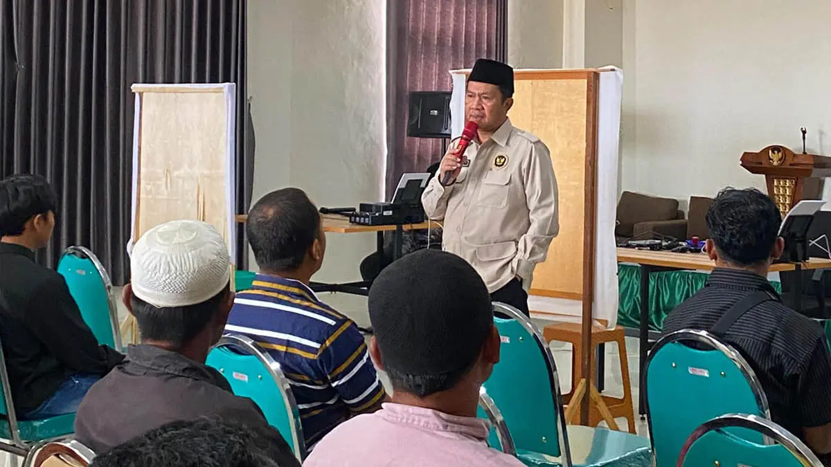 BIAR PAHAM: Kepala Kantor Kemenhaj Kabupaten Probolinggo Moh. Barzan memberikan penjelasan soal pelimpahan porsi haji kepada ahli waris. (Foto: Istimewa)