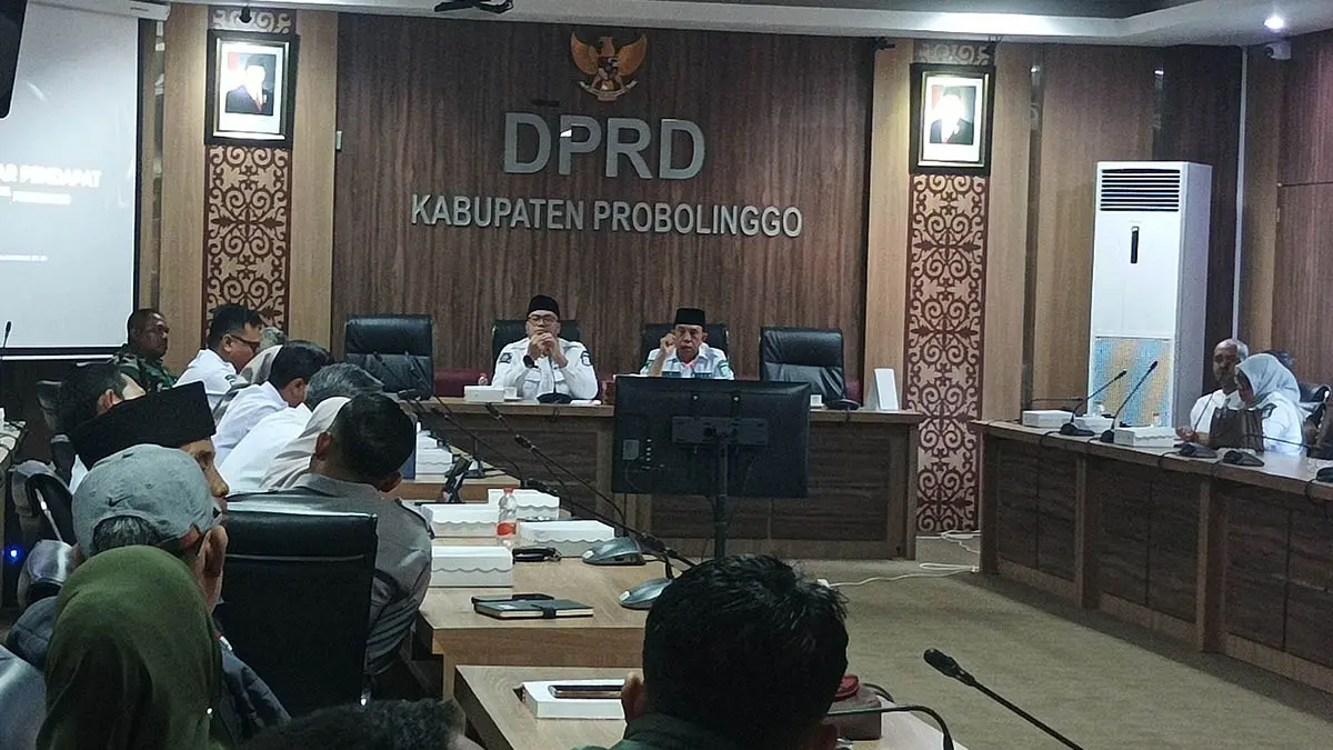 DENGAR PENDAPA: Suasana hearing Warga Kelurahan Semampir dengan Komisi I yang menyoroti soal kerusakan selama ada proyek koperasi merah putih. (Foto: Agus Faiz Musleh/Jawa Pos Radar Bromo)