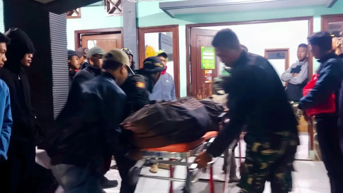 DIEVAKUASI: Jenazah JL, 26, pendaki asal Kabupaten Sumenep saat dievakuasi petugas setelah dilaporkan mengalami hipotermia di puncak Gunung Argopuro.