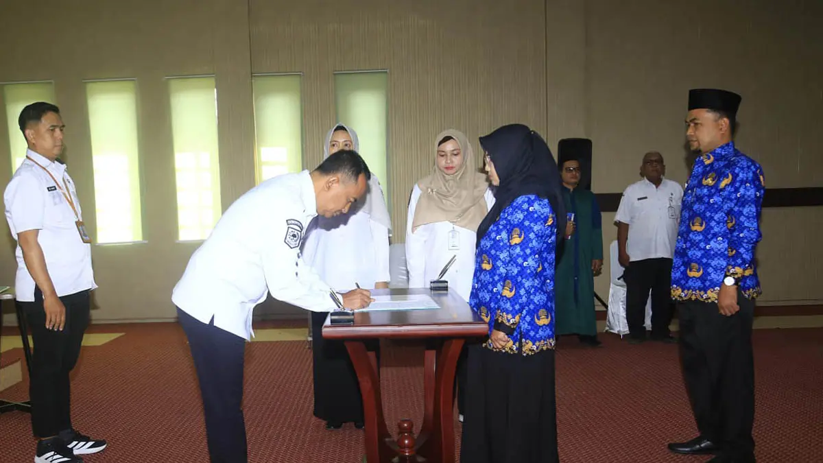 DILANTIK: Sekretaris Daerah Ugas Irwanto melakukan penandatanganan berita acara pelantikan pejabat fungsional secara simbolis. (Foto: Istimewa)