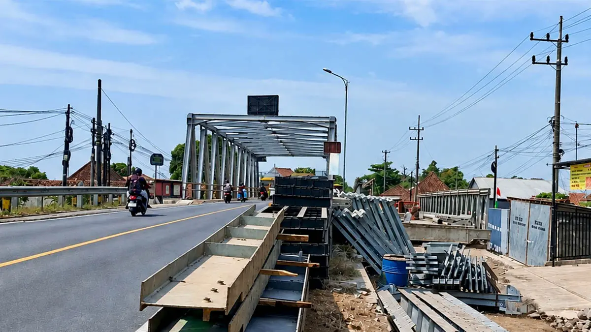 DIRAKIT: Jembatan bailey di sisi selatan jembatan pajarakan mulai dirakit. Jembatan ini sebagai jembatan darurat saat perbaikan jembatan dilaksanakan. (Foto : Achmad Arianto/Jawa Pos Radar Bromo)