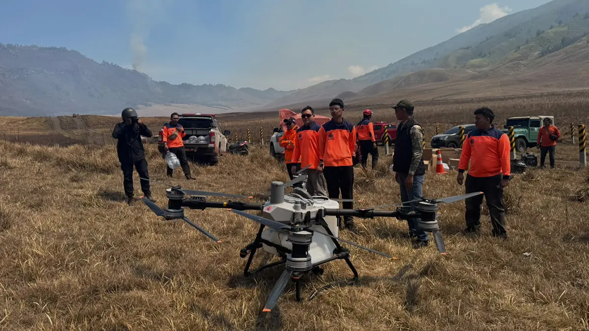 GUNAKAN DRONE: Drone yang didatangkan dari BPBD Jatim untuk memadamkan sabana Bromo yang terbakar. (BPBD for Radar Bromo)