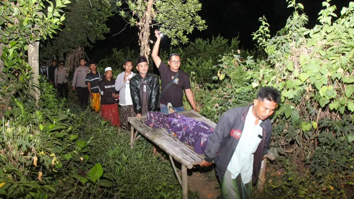 MALAM HARI: Proses evakuasi jenazah perempuan yang ditemukan di Desa Minggir, Winongan, Rabu (6/8_ malam. (Foto: M Zubaidillah/Jawa Pos Radar Bromo)