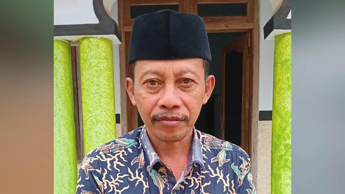 MENGAYOMI: Kepala Desa Palangbesi, Saman. (Foto: Didik Purwanto/Jawa Pos Radar Bromo)