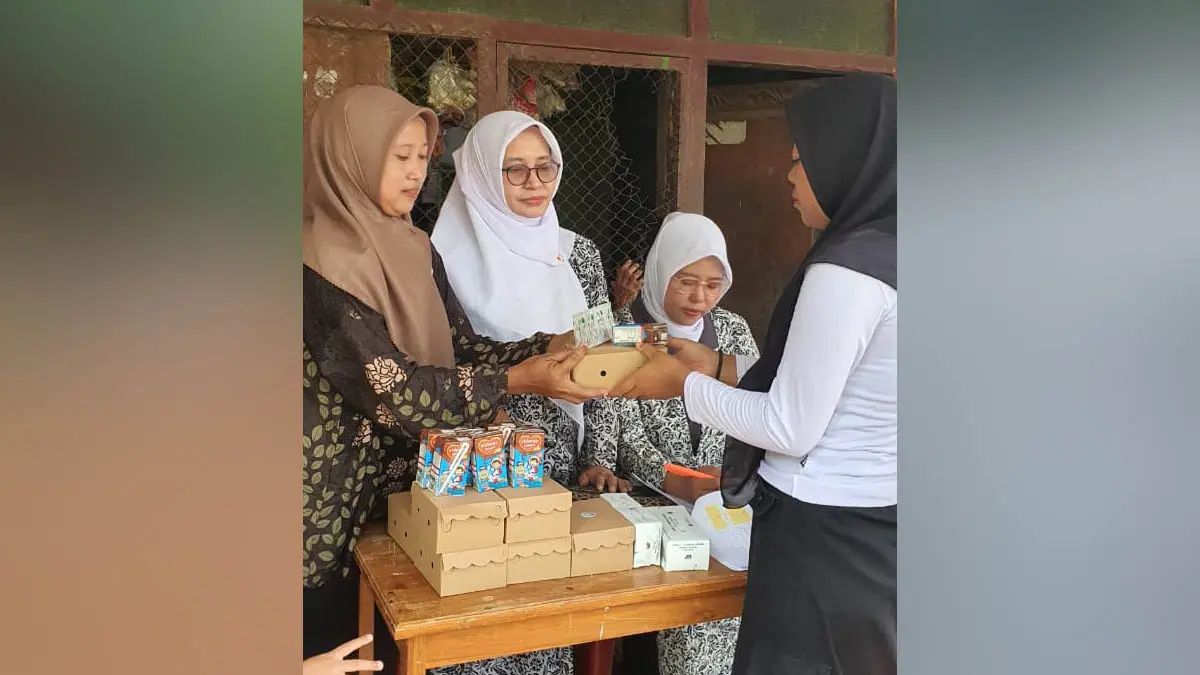 REMAJA SEHAT: Ketua TP PKK Desa&nbsp; Palangbesi Kusrini (Kerudung Coklat), memberikan Tablet Penambah darah dan PMT kepada seorang remaja putri peserta Posyandu. (Foto: Didik Purwanto/Jawa Pos Radar Bromo)