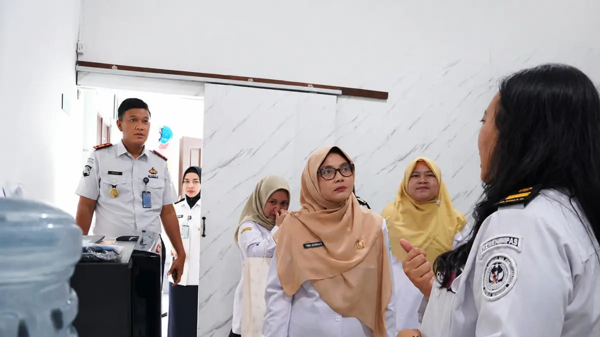UJI KELAYAKAN: Tim Dinas Kesehatan Kabupaten Pasuruan meninjau langsung kelayakan fasilitas dapur dan sanitasi di Rutan Bangil. Pengawasan ketat pada proses pengolahan makanan harian ini, dilakukan demi menjaga kondisi kesehatan serta keselamatan pelayanan dasar warga binaan. (Rutan Bangil for Jawa Pos Radar Bromo)