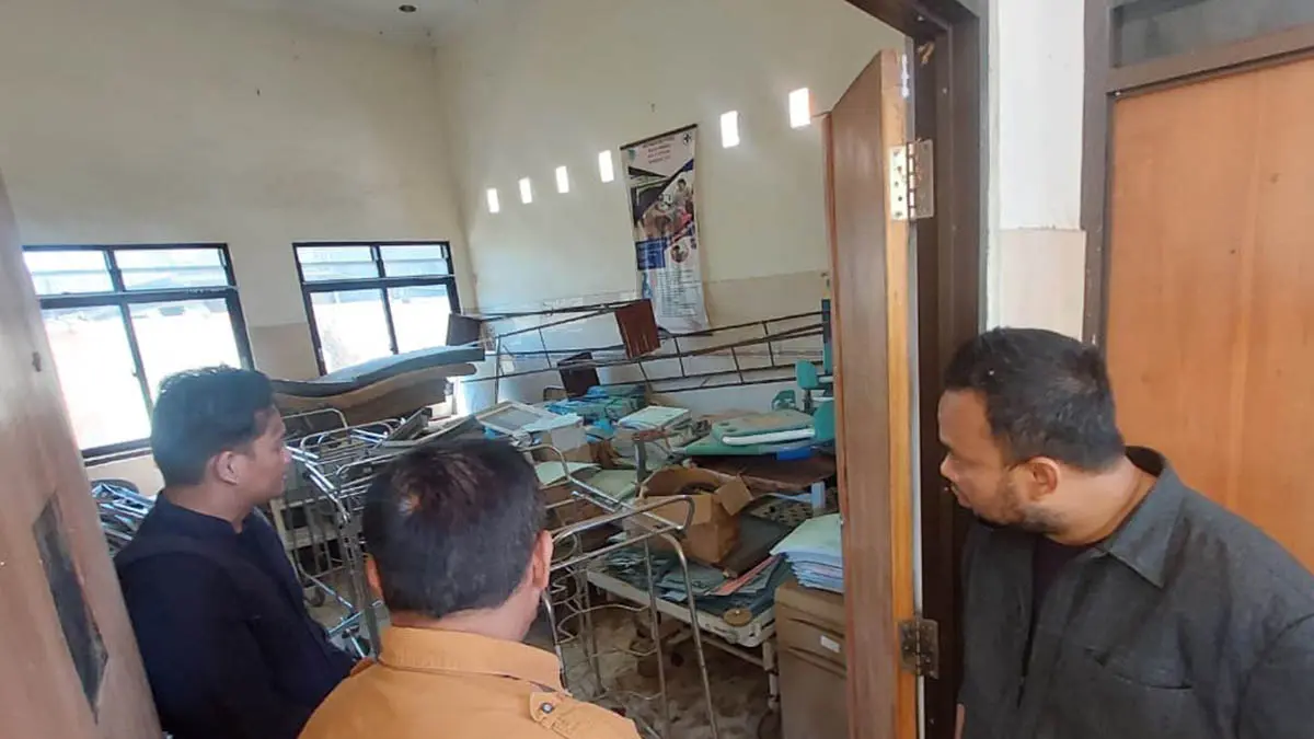 SIDAK: Komisi III DPRD Kota Probholinggo saat mendatangi pustu Sumbertaman Kamis (6/8). (Foto: Arif Mashudi/Jawa Pos Radar Bromo)