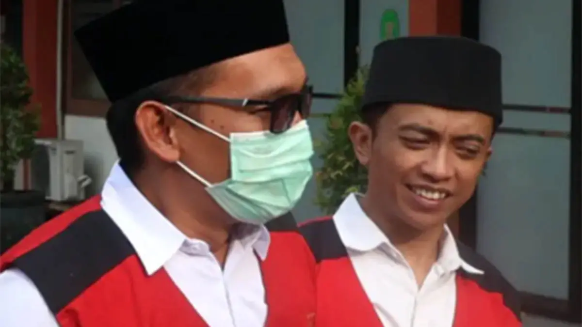 TERDAKWA:&nbsp;Agus Saleman dan Suyitno seusai mengikuti persidangan. (Foto: dok Jawa Pos Radar Bromo)