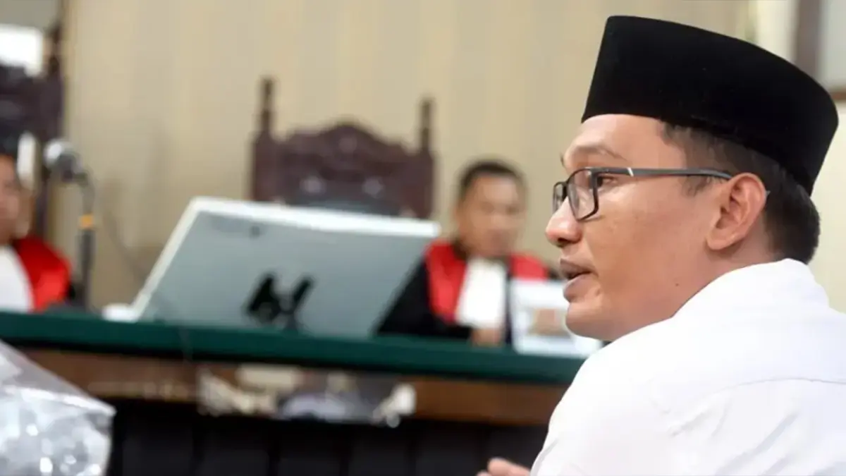  Terdakwa satu, yakni Agus Muhamad Saleman, menjawab beberapa pertanyaan dari Jaksa Penuntut Umum (JPU). (Darmono/Radar Malang)