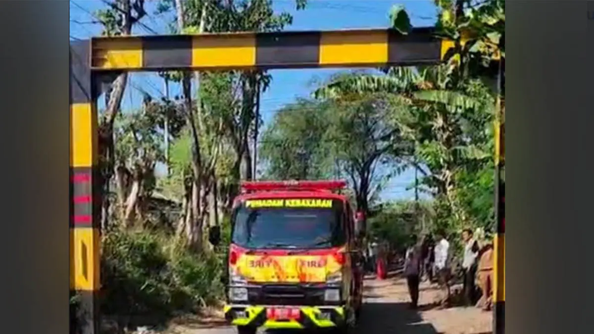 TERPASANG : Dishub Kabupaten Probolinggo memasang portal pembatas kendaraan di Desa Banjarsawah, Kecamatan Tegalsiwalan. (Foto : Dishub for Jawa Pos Radar Bromo)