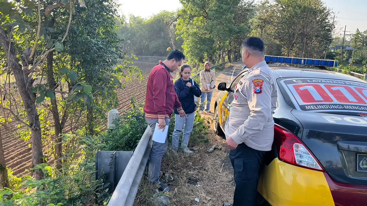 APES: Polisi saat melakukan olah TKP begal dengan korban kakak-beradik di jalan Ir Sutami, Wonoasih, Kota Probolinggo, Jumat pagi (7/8). 