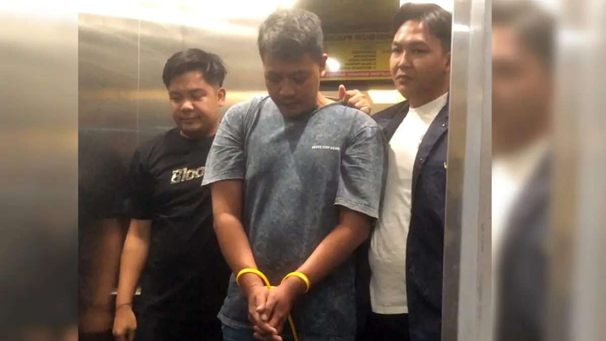 BEKUK PELAKU: Personel Jatanras Ditreskrimum Polda Jatim mengamankan YA (tengah) di Gedung Ditreskrimum Polda Jatim, Jumat (7/8) sore yang diduga membunuh kerabatnya, Nurami, 79. (Sholeh Hilmi/ Jawa Pos)