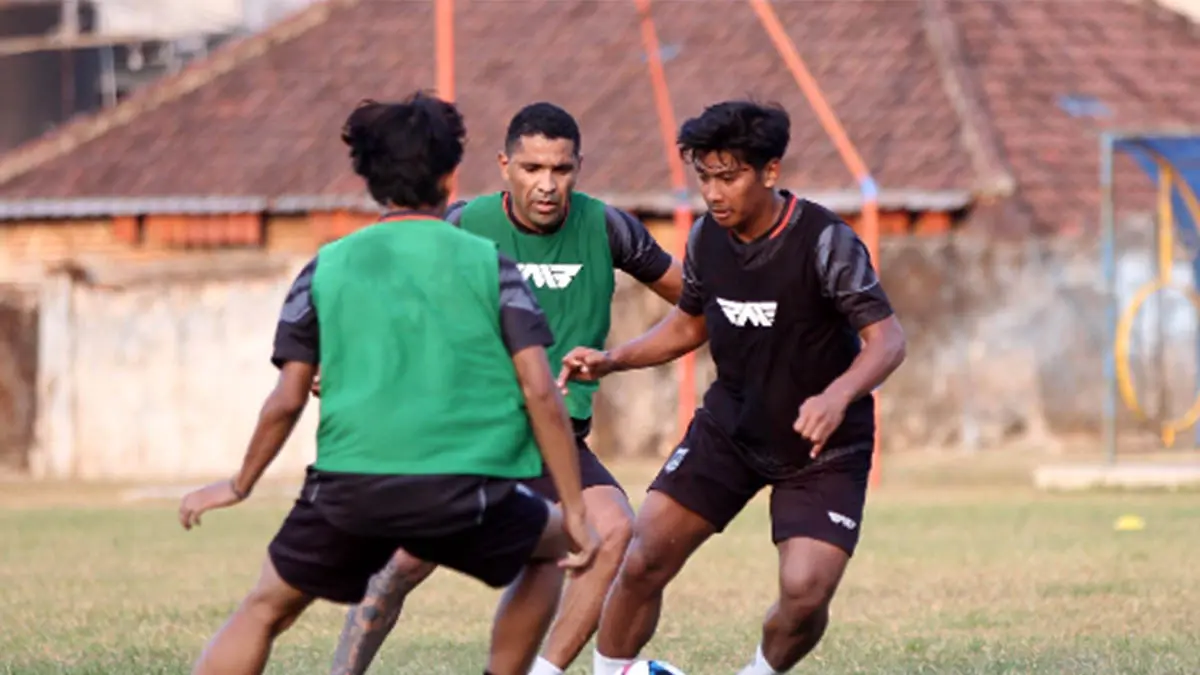 BENTUK KOMPOSISI TIM: Suasana latihan pemain Persekabpas di Lapangan Plumbon, Pandaan, Kamis (7/8) sore. (Foto: M Zubaidillah/Jawa Pos Radar Bromo)