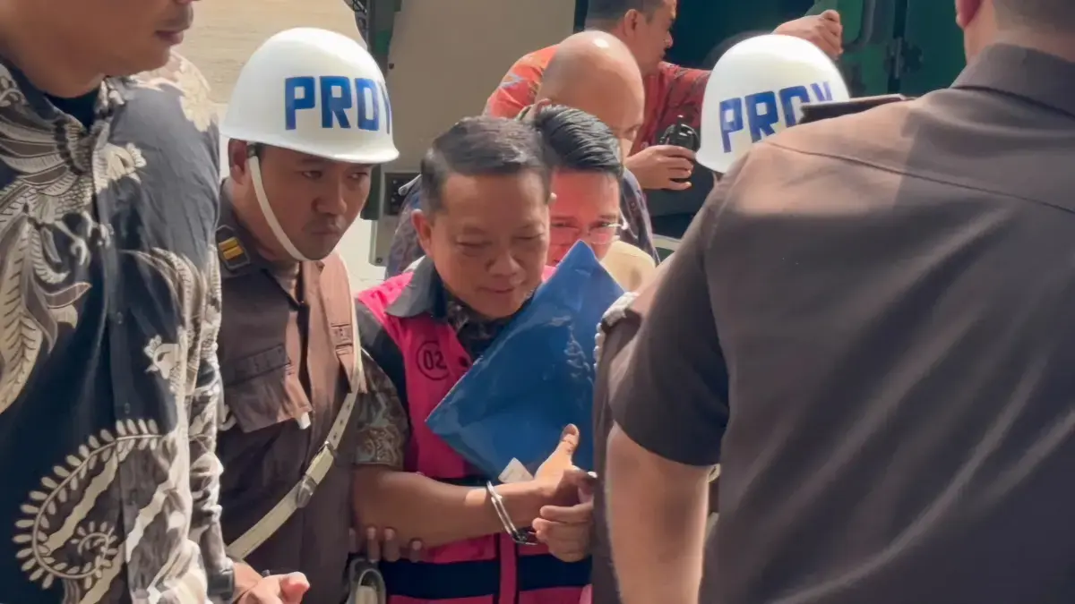 Eks Jampidsus Febrie Adriansyah mendatangi Kejaksaan Agung (Kejagung) untuk menjalani pemeriksaan oleh Tim 9 sebagai tersangka, Jumat (7/8). (Ryandi Zahdomo/JawaPos.com)