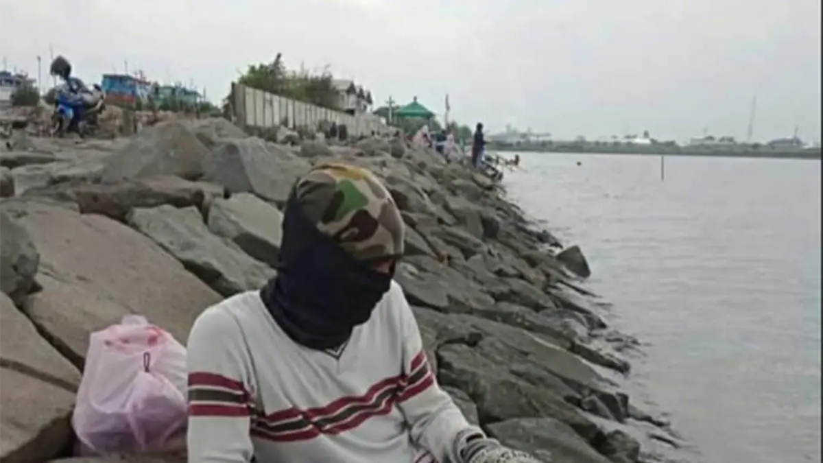 LOKASI PAS: Dermaga di Pantai Mayangan yang biasanya menjadi tempat untuk menarik untuk memancing cumi-cumi. (Foto: Istimewa)