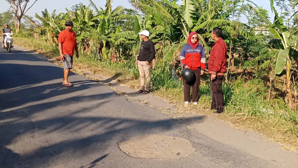 OLH TKP: Hd saat mengikuti olah TKP menunjukkan ia jadi korban begal di Desa Pikatan, Gending, Jumat pagi (7/8). 