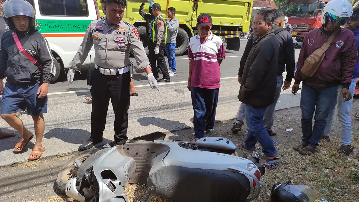 RINGSEK: Kondisi motor Honda Scoopy usai menabrak mobil hingga membuat pengendaranya terpental dan tertabrak truk. 