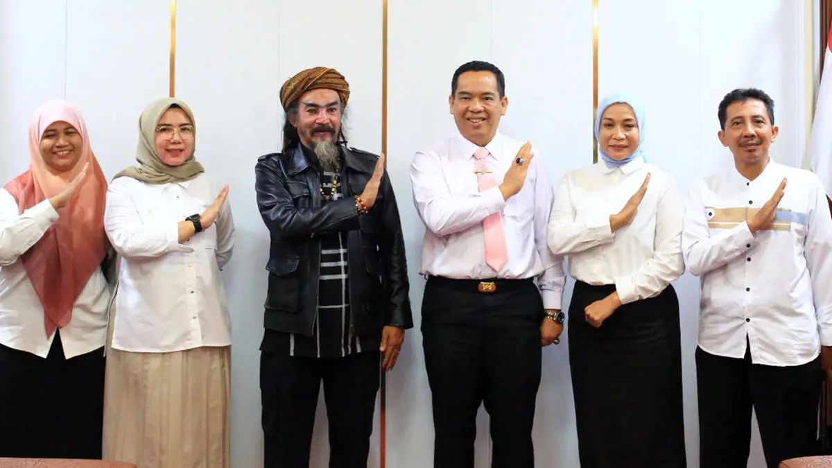 SALAM BERSOLEK: Master Limbad (baju hitam) berpose Bersolek bareng Wali Kota Probolinggo dr Aminuddin dan jajaran Pemkot Probolinggo usai audiensi. (Diskominfo Kota Probolinggo for Radar Bromo)