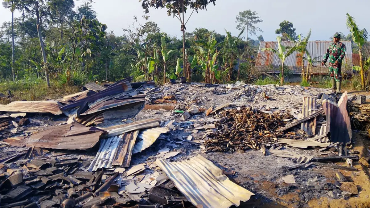 TINGGAL PUING: Sisa puing bangunan toko milik Sanima di Desa Cepoko, Kecamatan Sumber, Kabupaten Probolinggo, yang terbakar pada Kamis (6/8) siang. (Istimewa)