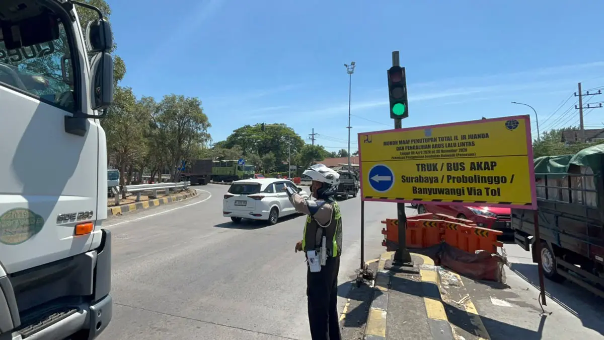 URAI KEMACETAN: Petugas saat mengurai kemacetan di exit tol Sutojayan, Pasuruan. 