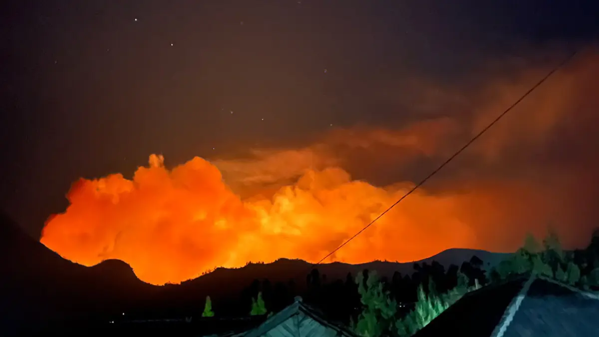 API MEMBESAR: Kobaran api di kawasan Bromo saat dipotret Sabtu malam (8/8) dari kawasan Ngadas, Sukapura, Kabupaten Probolinggo. (Ratna Ayu for Radar Bromo)