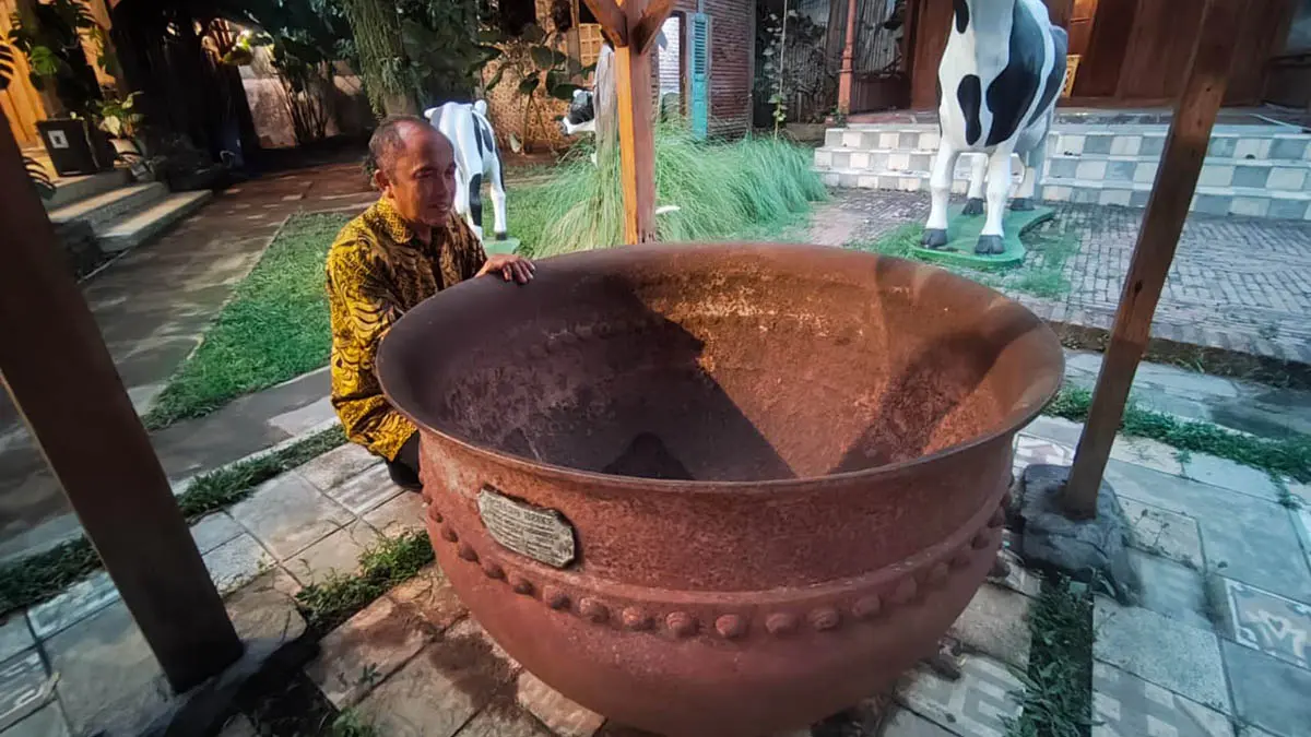 ARTEFAK SEJARAH: Kuali pasteurisasi bertekanan buatan Richard Heike tahun 1921 peninggalan Hindia Belanda, yang ditemukan terpendam di area KUTT Suka Makmur, Grati, Pasuruan. (Mokhamad Zubaidillah/Radar Bromo)