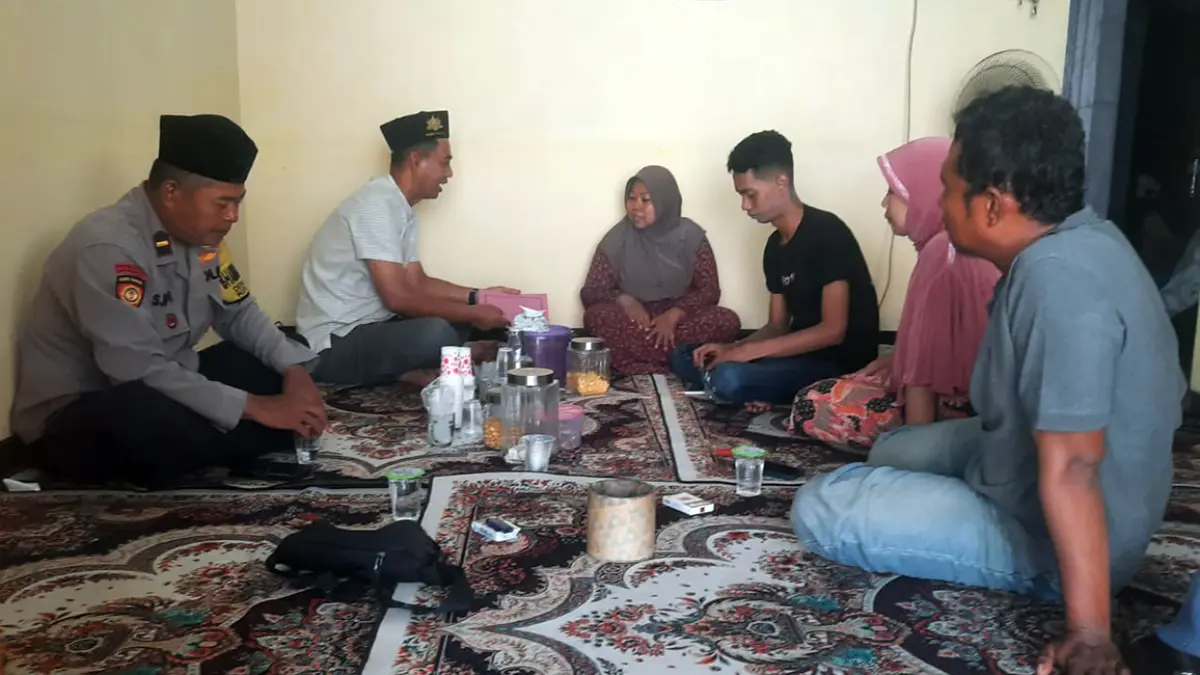 DATANGI RUMAH KORBAN: Kapolsek Beji Akh Sukiyanto (baju putih, berpeci) saat mendatangi rumah Widi di Gununggangsir, Beji, Sabtu (8/8). 