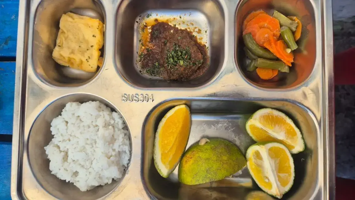 Ilustrasi menu MBG yang disajikan SPPG di Surabaya. (Novia Herawati/ JawaPos.com)

