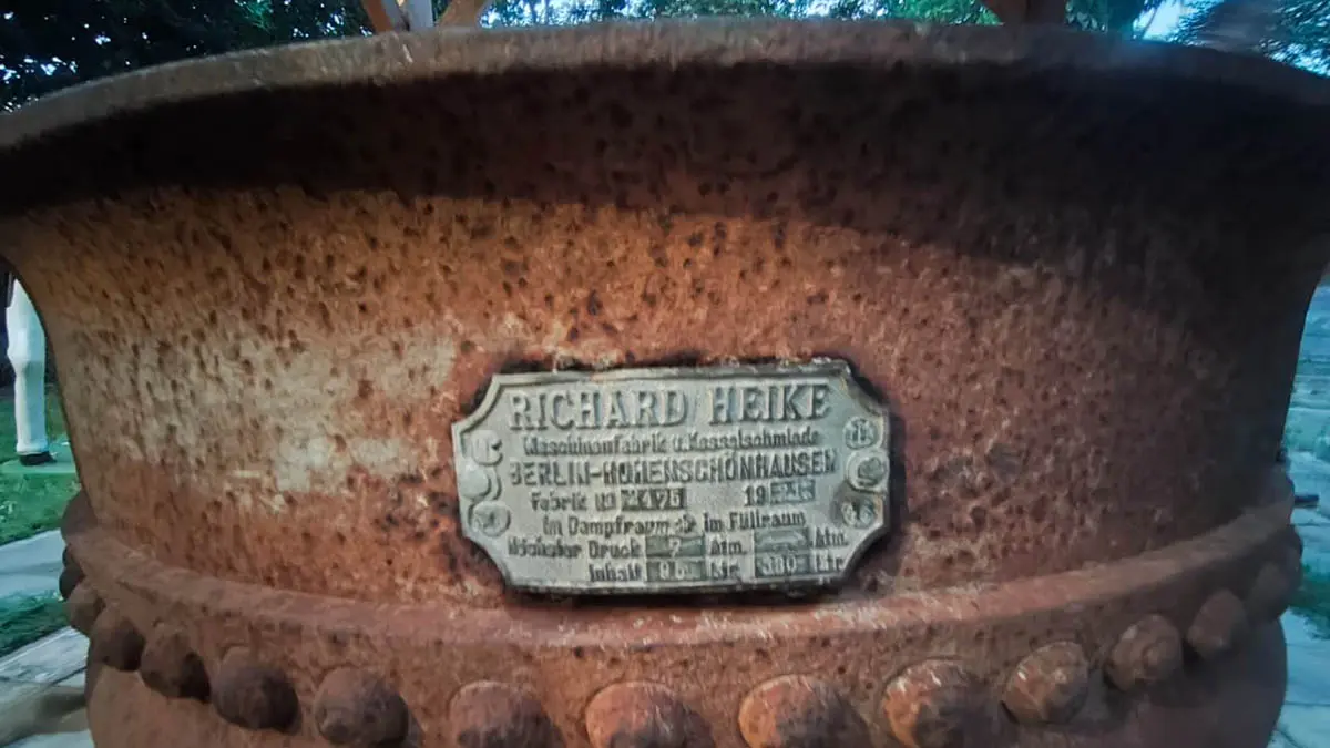 KUALI SEABAD: Berusia lebih dari 100 tahun, kuali susu peninggalan era kolonial ini tetap kokoh berdiri meski sempat tertimbun tanah sedalam 1,5 meter. (Mokhamad Zubaidillah/Radar Bromo)