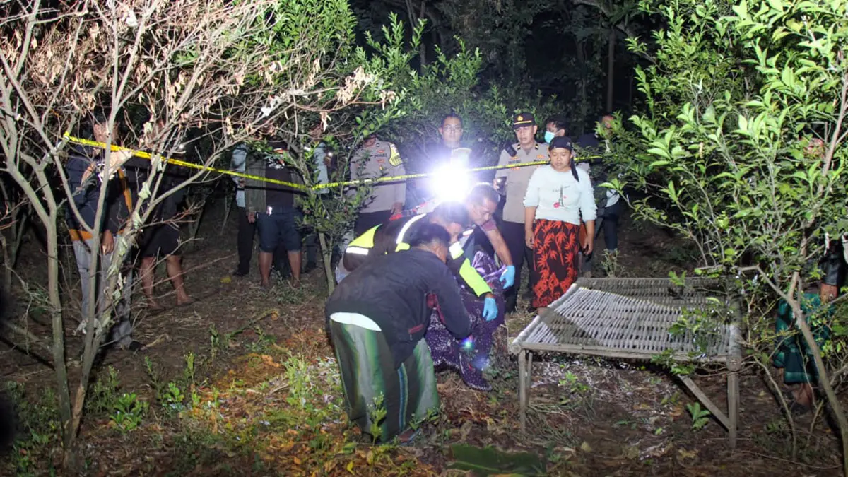 MASIH MISTERI: Polisi saat mengevakuasi jenazah nenek Rahma yang ditemukan tewas dengan luka di kepala di Desa Minggir, Kecamatan Winongan, Kabupaten Pasuruan. (Mokhamad Zubaidillah/ Radar Bromo)