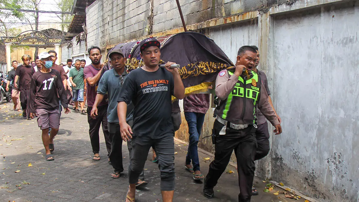 MENUJU PEMAKAMAN: Sejumlah warga bersama personel kepolisian mengantarkan jenazah Widi ke peristirahatan terakhir Selasa pagi (4/8). (Mokhamad Zubaidillah/Radar Bromo)