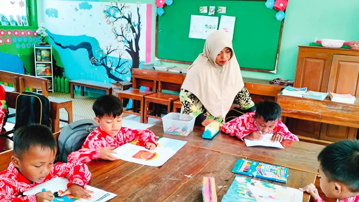DIBIMBING : Guru kelas I SDN Sebaung III membimbing siswa. Tahun ini SDN ini mendapatkan 6 siswa baru. (Achmad Arianto/Jawa Pos Radar Bromo)