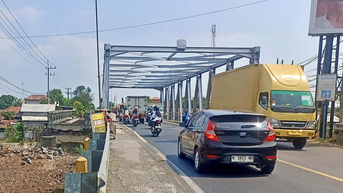 DIKEBUT: Perbaikan Jembatan Pajarakan, Kabupaten Probolinggo, masuk tahapan perakitan jembatan bailey. Pembongkaran jembatan ini diperkirakan akan dilakukan pada pekan ketiga bulan ini. (Achmad Arianto/Jawa Pos Radar Bromo)