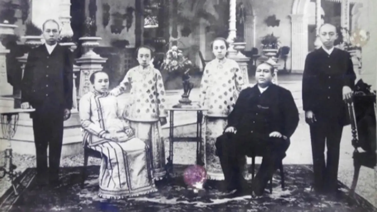 DINASTI ELITE: Foto bersama keluarga besar Letnan Tan Kong Sing berlatar halaman depan Rumah Singa Pasuruan pada medio 1860-an, merekam masa kejayaan salah satu keluarga konglomerat Tionghoa Peranakan. (Budiman for Radar Bromo)