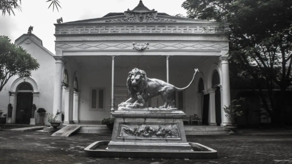 FASE AWAL: Potret dokumentasi autentik fasad atau tampak depan Rumah Singa di kawasan Pecinan Pasuruan yang diabadikan sekitar tahun 1860, sesaat setelah bangunan mengalami renovasi besar-besaran. (Budiman for Radar Bromo)